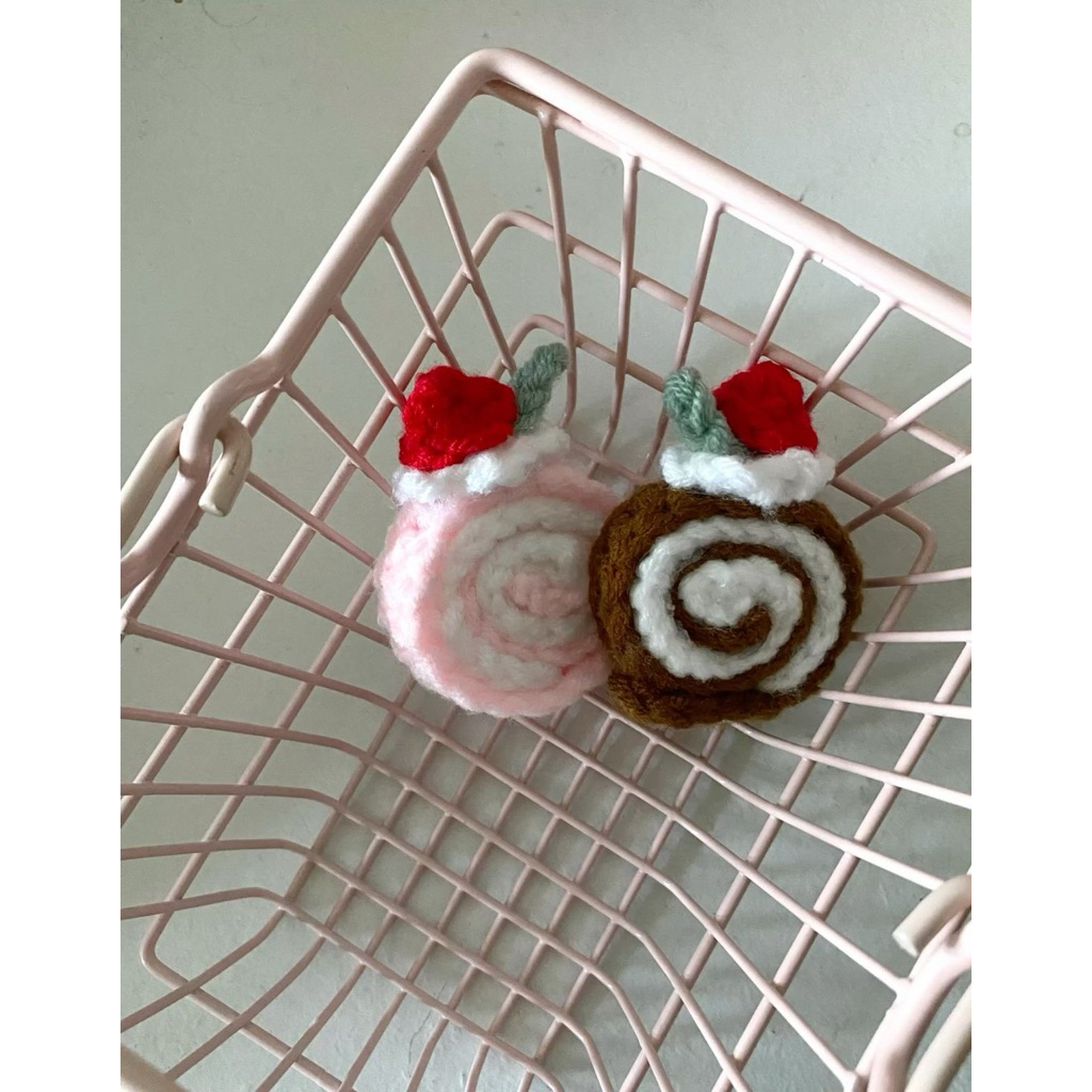 swiss roll cake crochet keychain