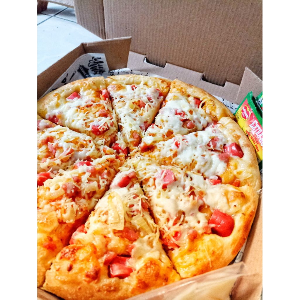 

PIZZA SEMARANG SIAP MAKAN MEDIUM 22 cm PIZZA HOMEMADE