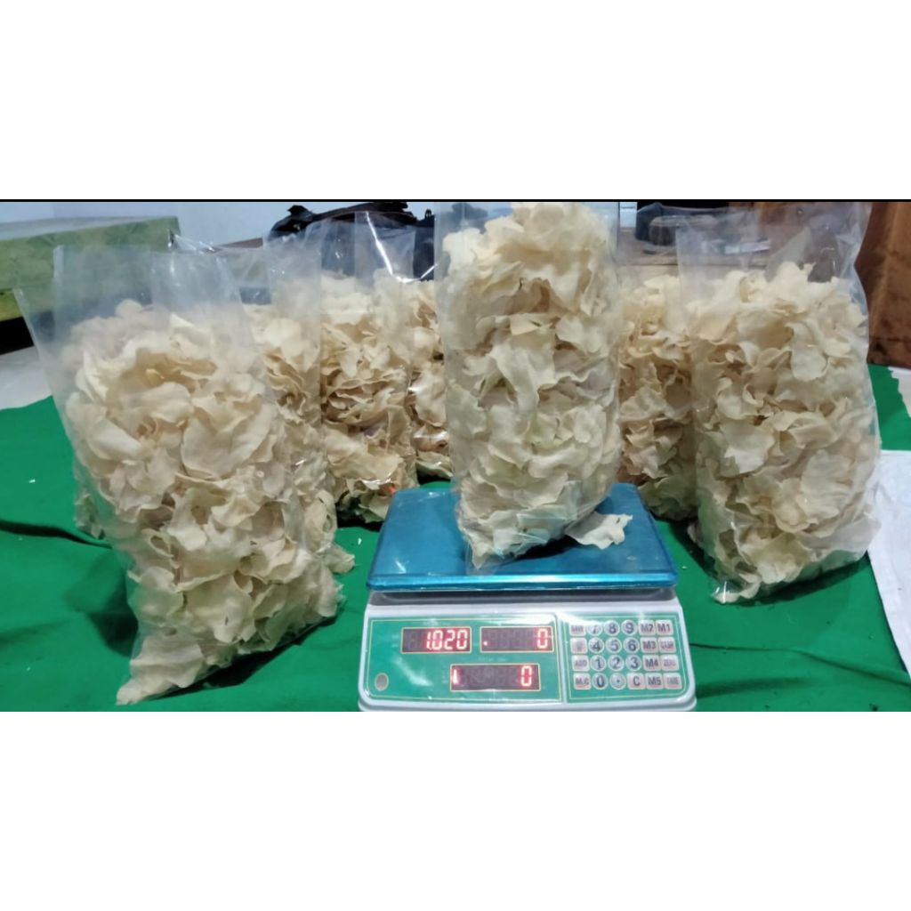 

Keripik Gadung Mentah rasa gurih renyah kemasan 500gr ,asli dari Blitar