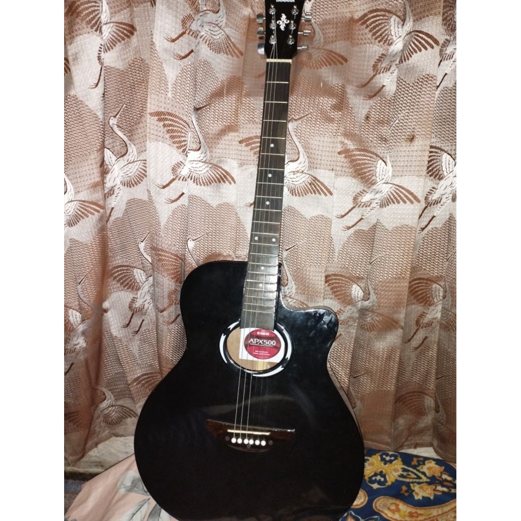 Gitar akustik besi tanam