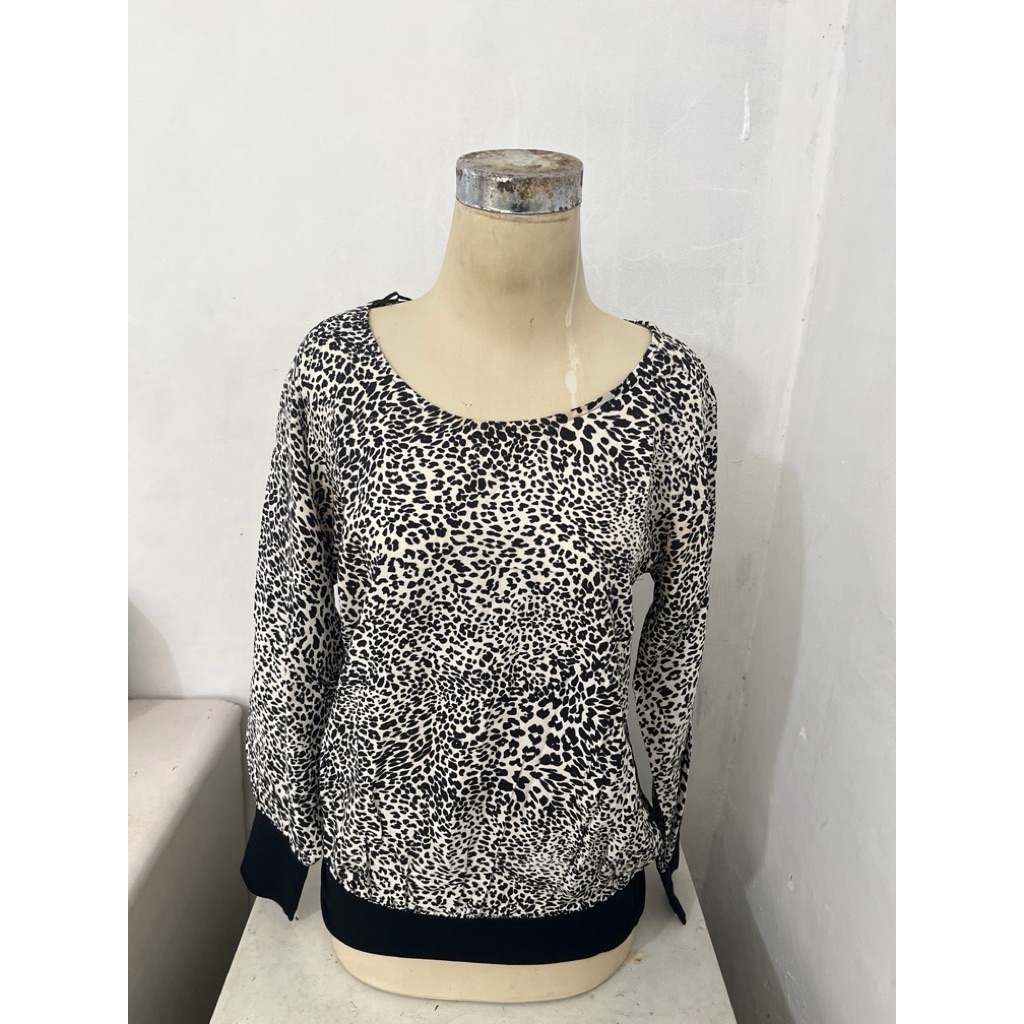 Preloved Zara Basic_Blouse Motif Leopard