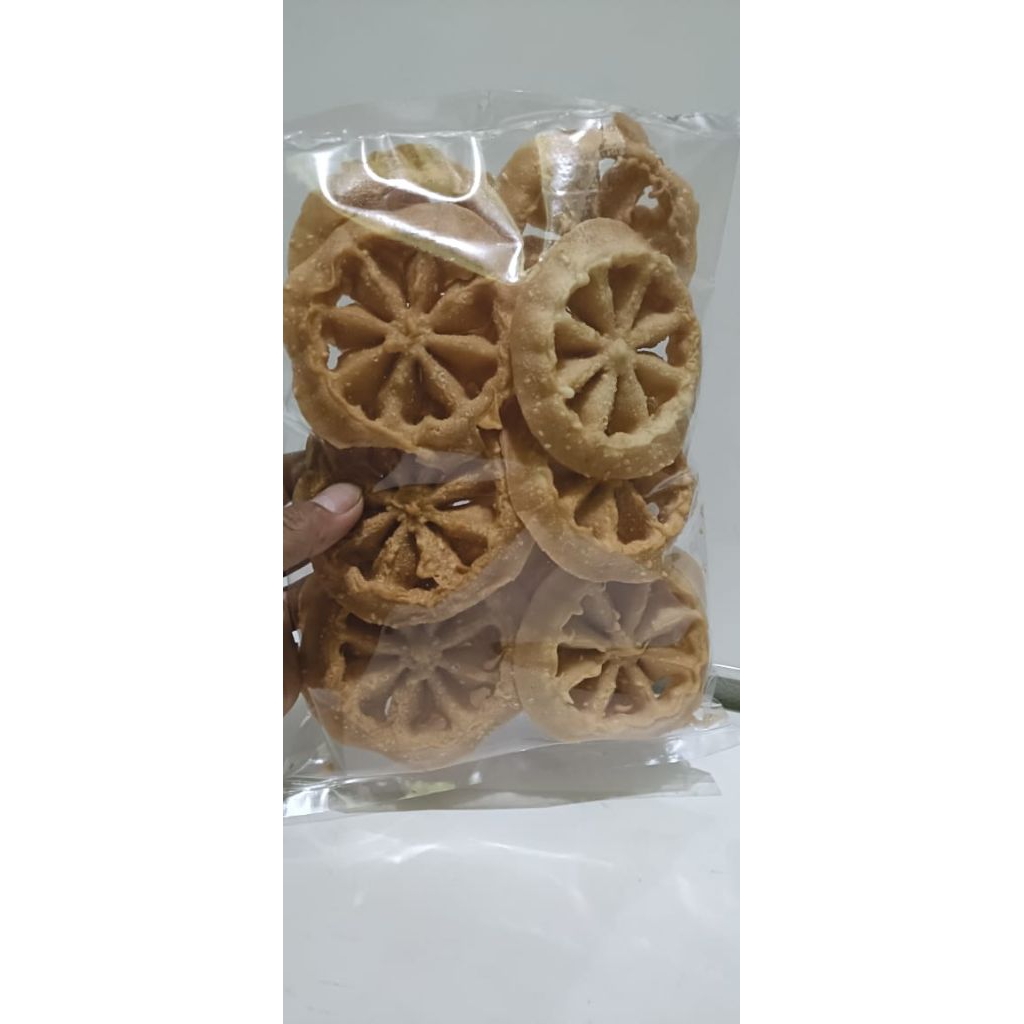 

Kue Kering Kembang Goyang Manis Wijen