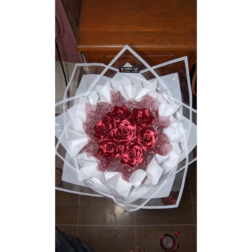 

BUCKET PITA SATIN MAROON 7 TANGKAI (TANPA GLITTER)