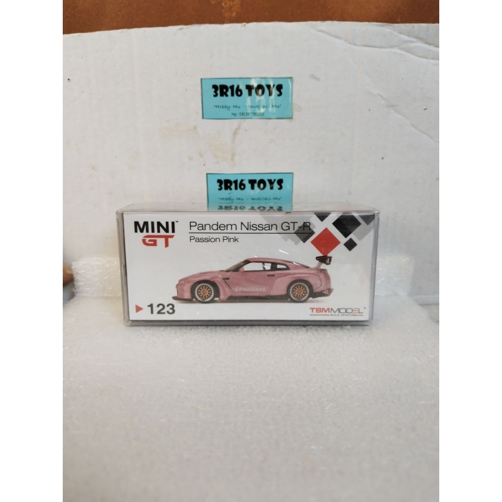 Mini GT Nissan GTR R35 Pink No. 123