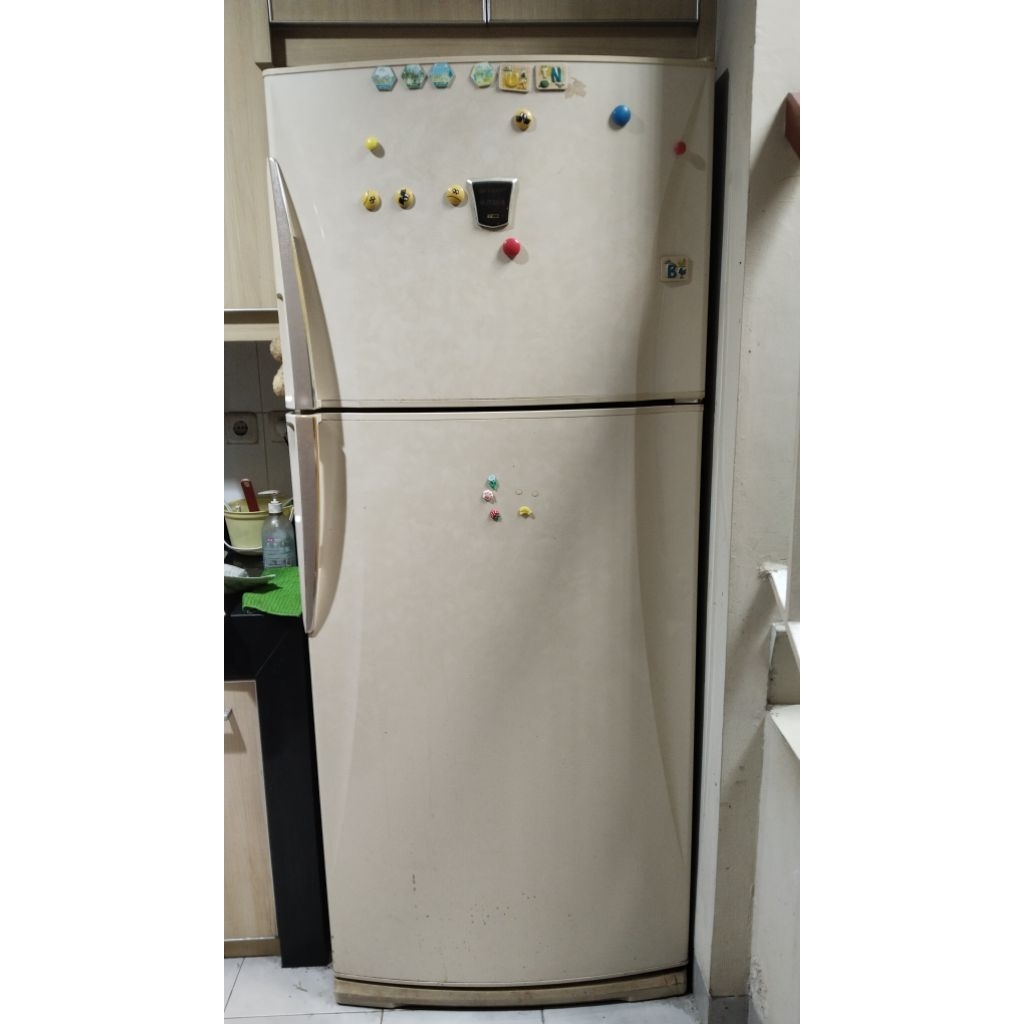 kulkas 2 pintu besar merek sharp