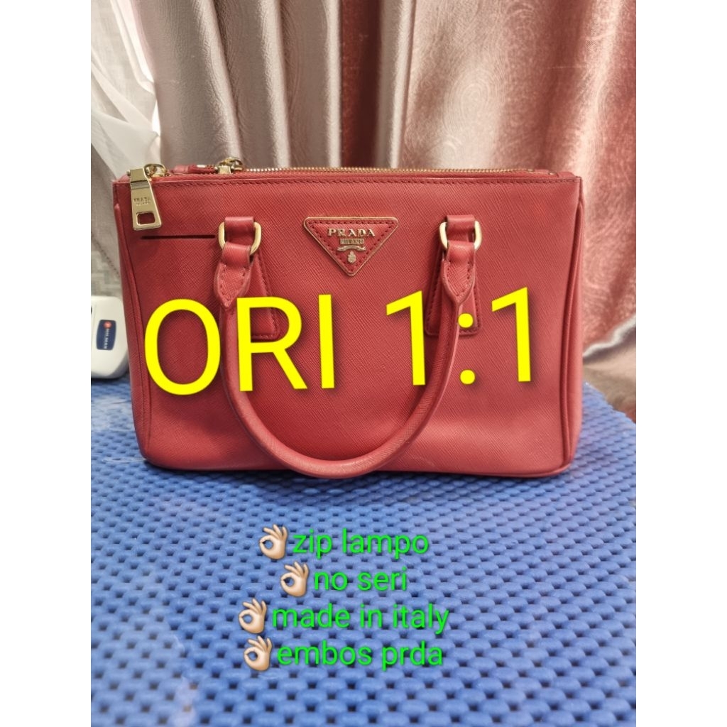 TAS KULIT SAFIANO PRDA WARNA MERAH CABE