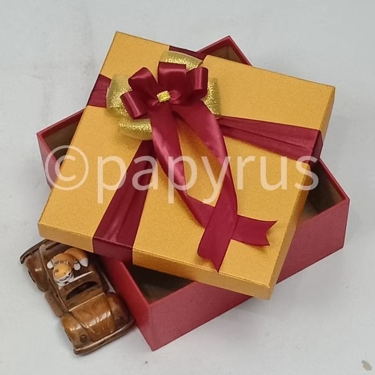 

PAPYRUS Kombinasi 22,5x22,5 Tinggi 8cm Kotak Kado Gift Box Hardbox Hampers V1