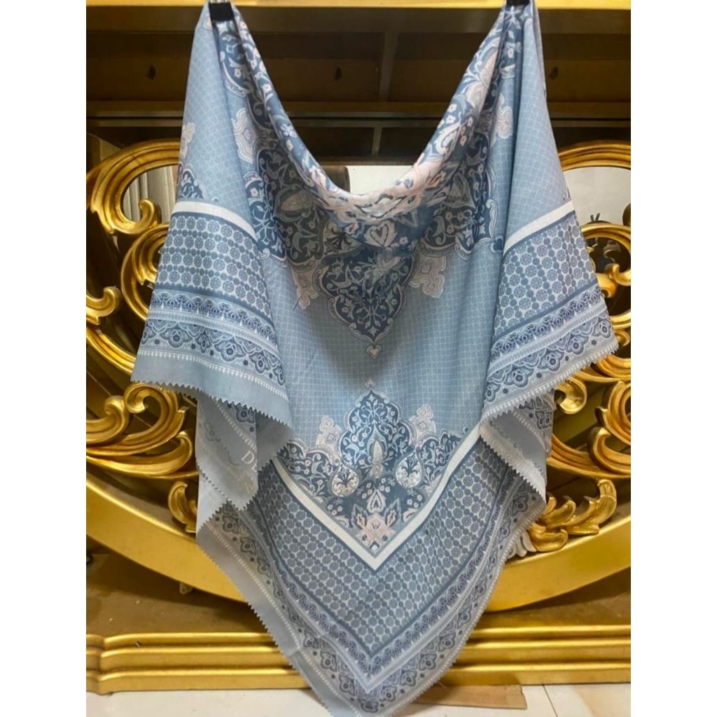 KERUDUNG SEGI EMPAT VOAL MOTIF ETNIK BIRU MUDA