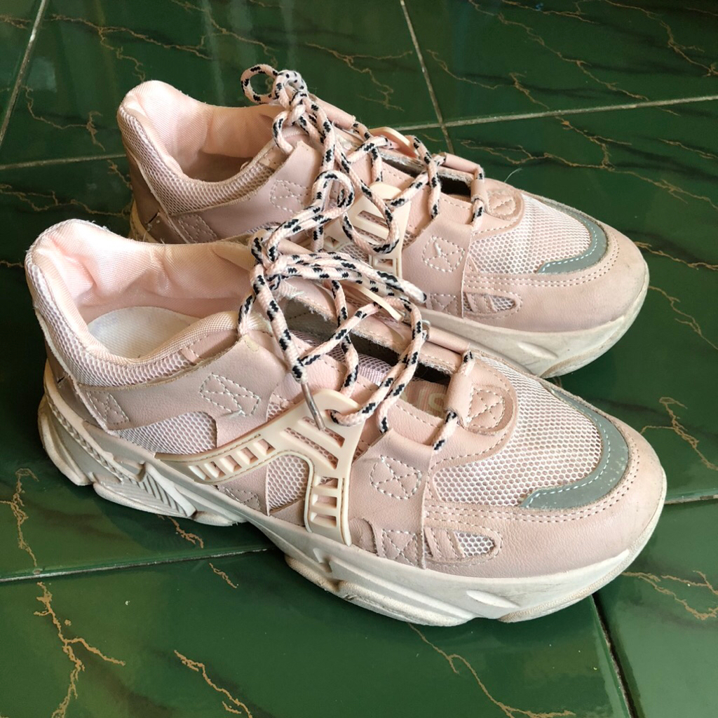 Laviola sneakers sepatu perempuan preloved