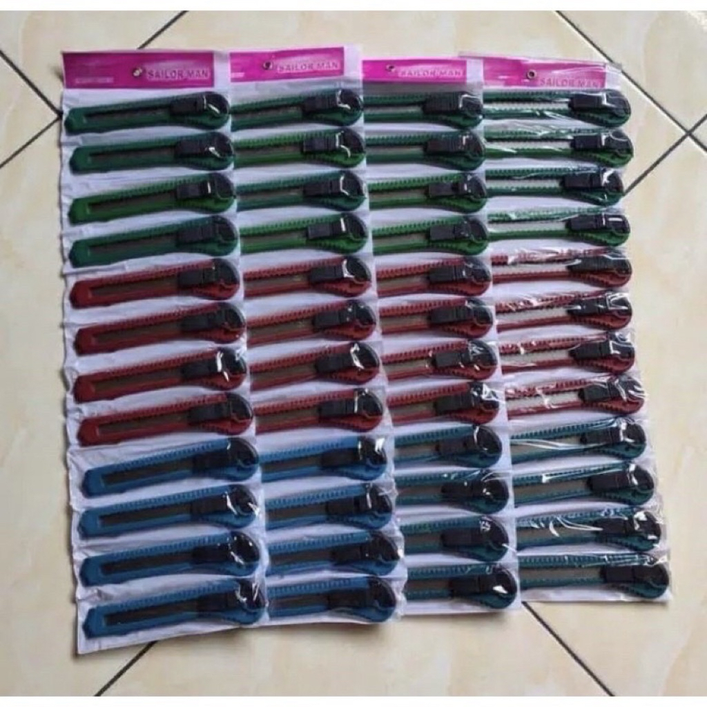 

Cutter Sailor Man 1 Renceng 12 Pcs – Pisau Serbaguna untuk Kantor, Sekolah & Kebutuhan Harian Renteng Lusin