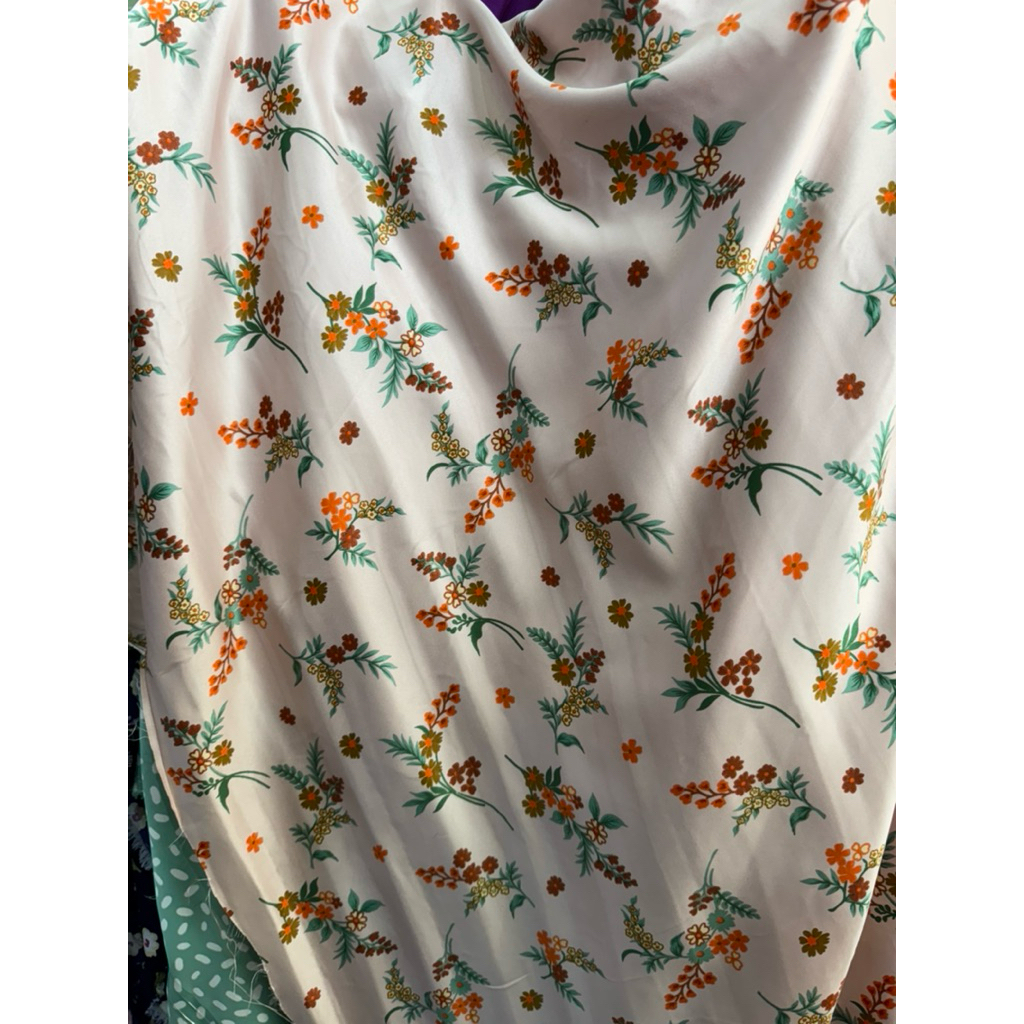 kain satin silk-bahan satin premium-satin luxsury-satin printing-motif bunga kecil kecil-kd tre3