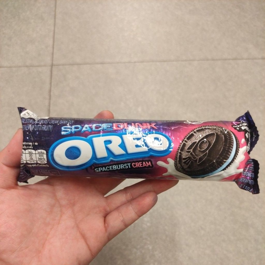 

OREO SPACEDUNK SPACEBURST CREAM BISKUIT SANDWICH COKELAT DENGAN KRIM RASA TUTTI FRUITY 110gr