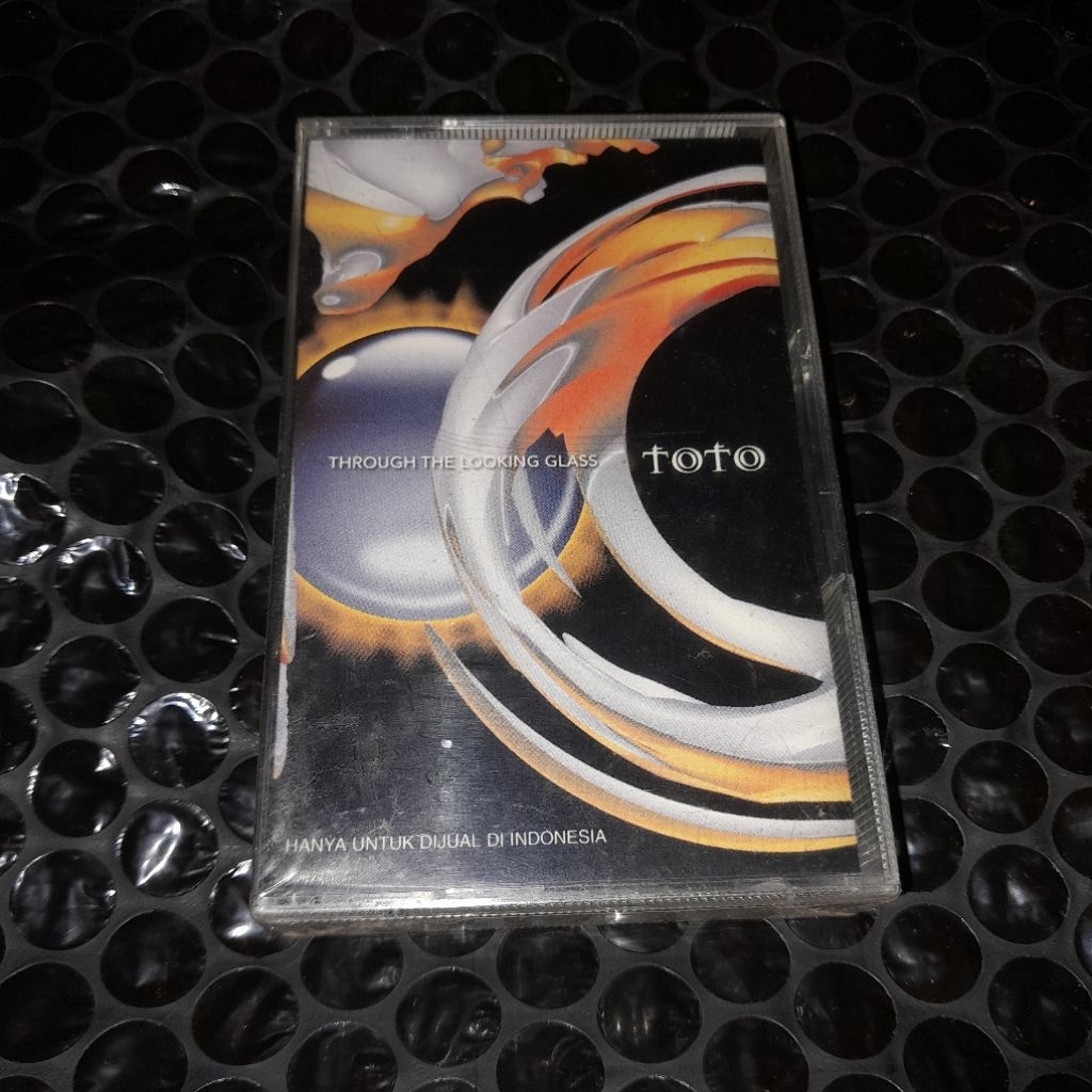 kaset toto through the looking glass / segel