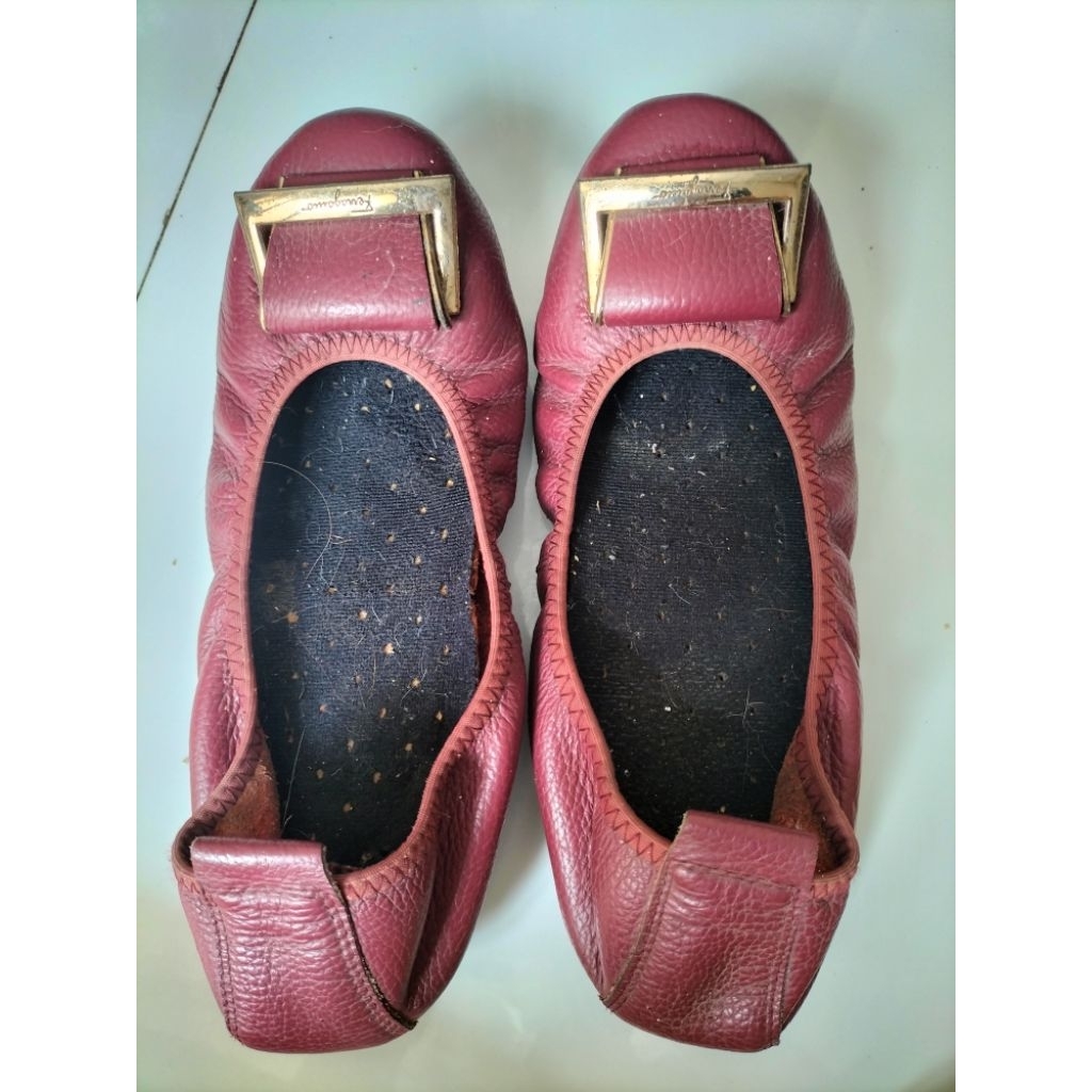 sepatu Ferragamo merah