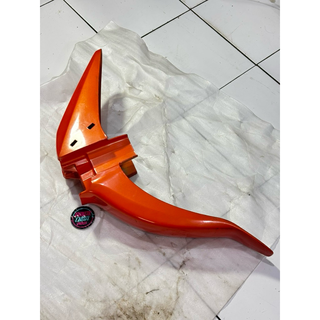 spakbor slebor depan Yamaha F1ZR oren YGP