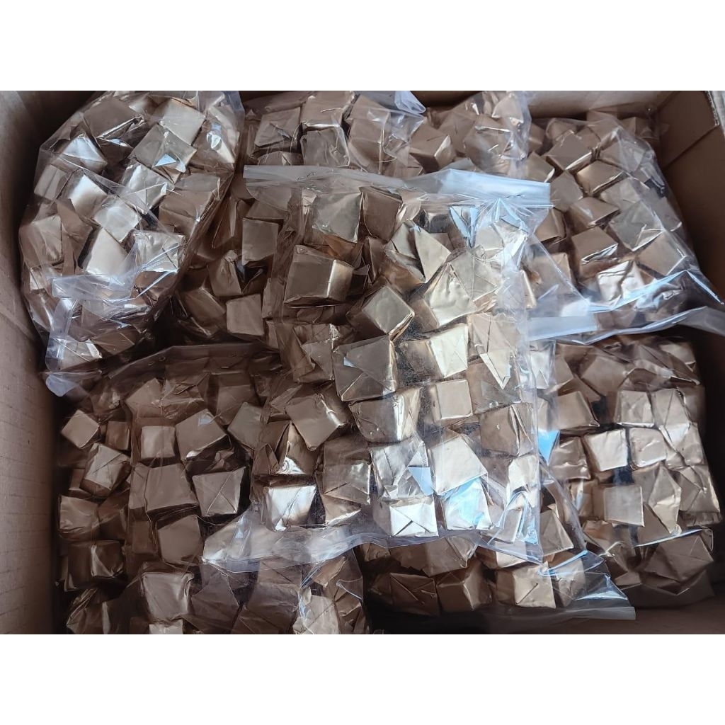 

Cokelat piramid silverqueen mix 500gr isi 65pcs