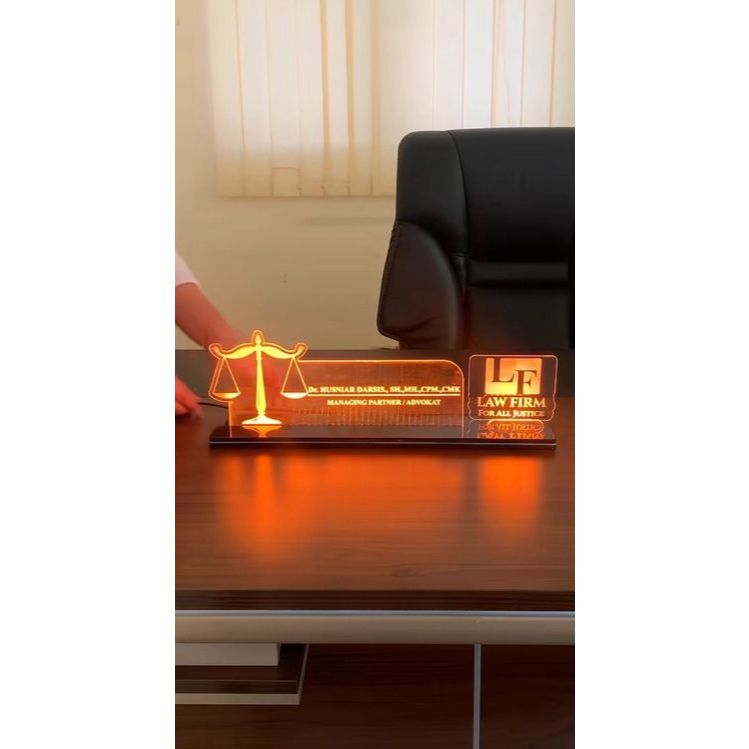 Custom Akrilik Papan Nama Meja Dengan LED