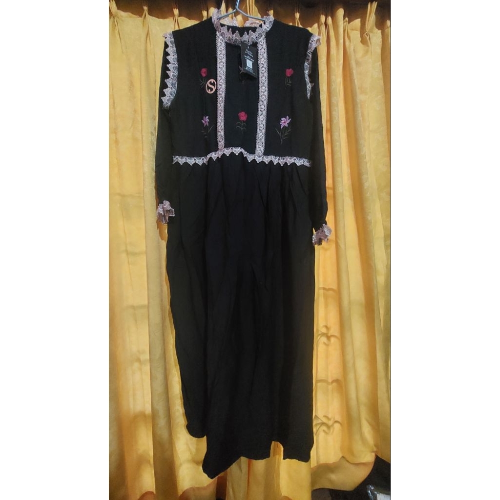 gamis wanita hitam,dress wanita,baju wanita lengan panjang,hijab,dress cewek,gamis kekinian,baju pan