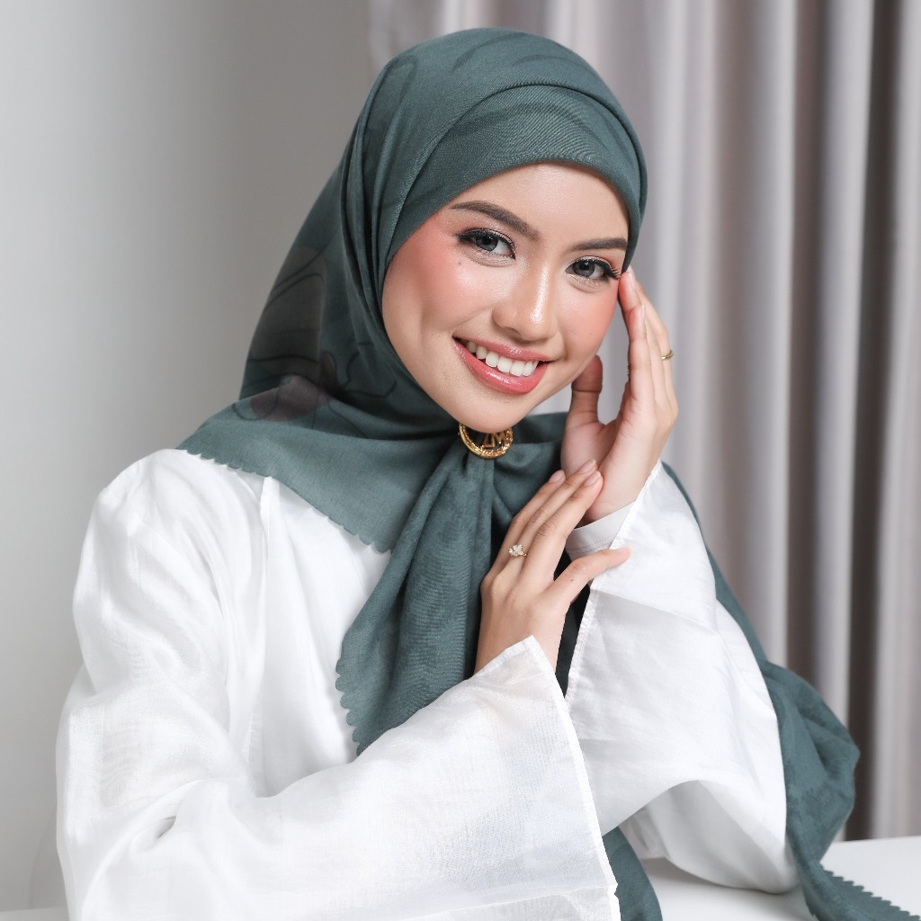 ZM Zaskia Mecca - Kelimutu Grey Scarf Kerudung Segi Empat Ultra Sonic