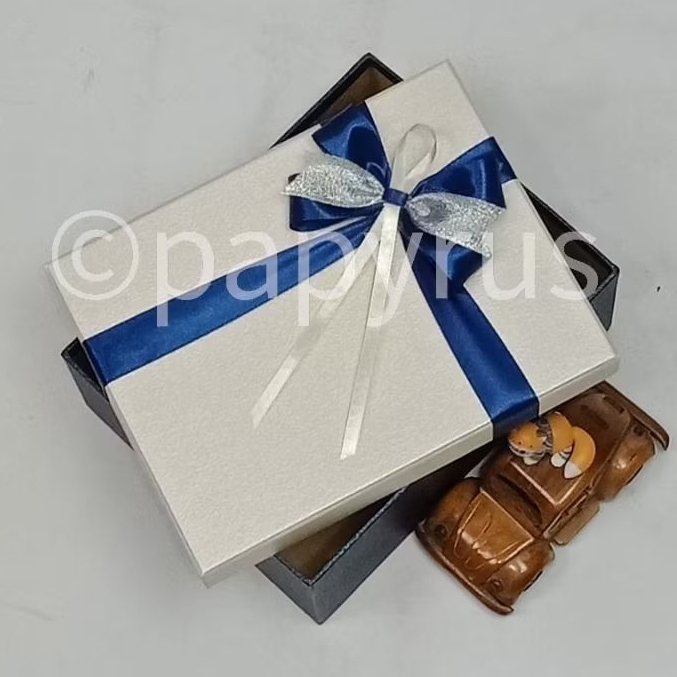 

PAPYRUS Kombinasi 17,5x22,5 Tinggi 5cm Kotak Kado Gift Box Hardbox Hampers V3
