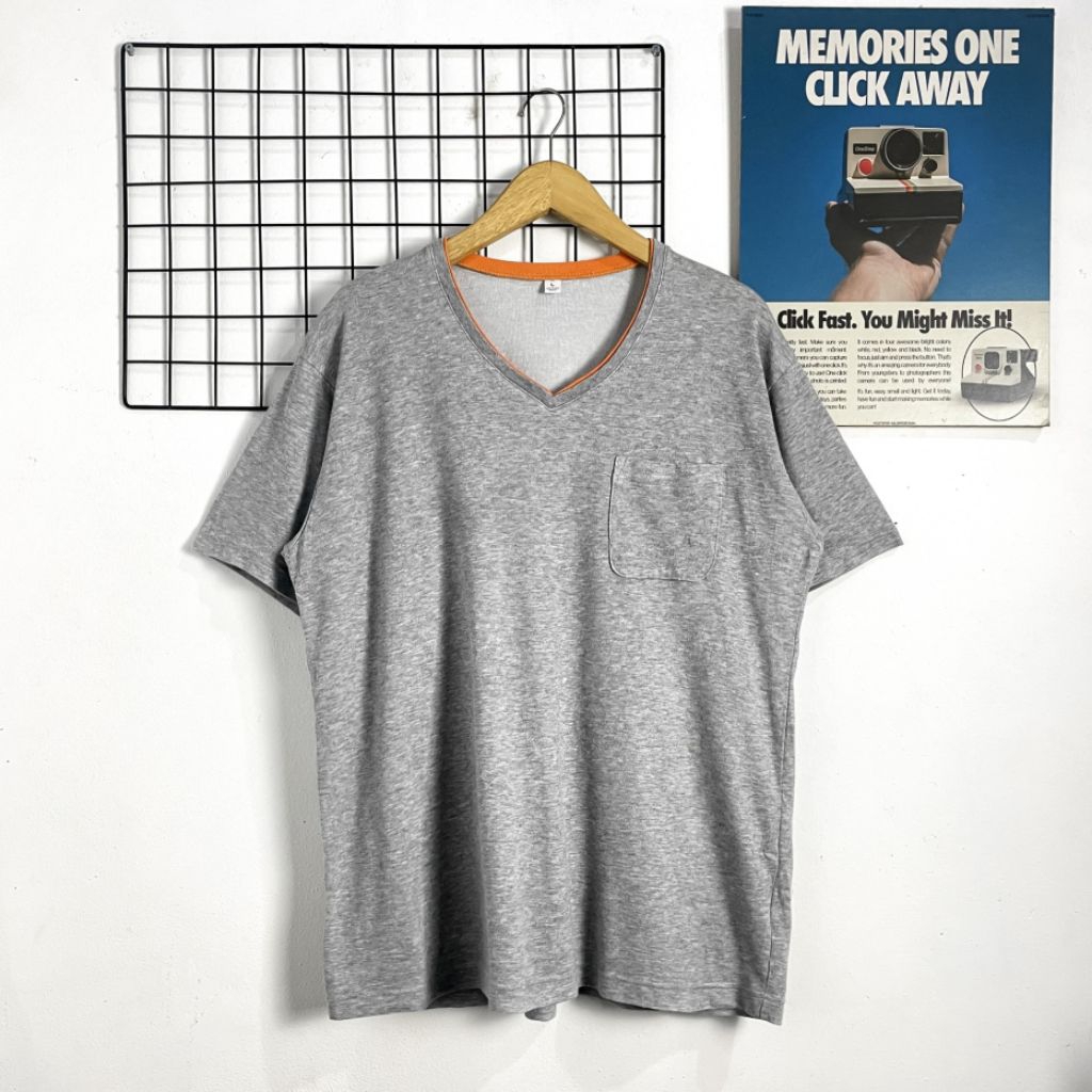 KAOS UNIQLO V NECK SECOND ORIGINAL, KAOS POCKET UNIQLO, KAOS UNIQLO PRIA, KAOS KATUN PRIA, KAOS POLO