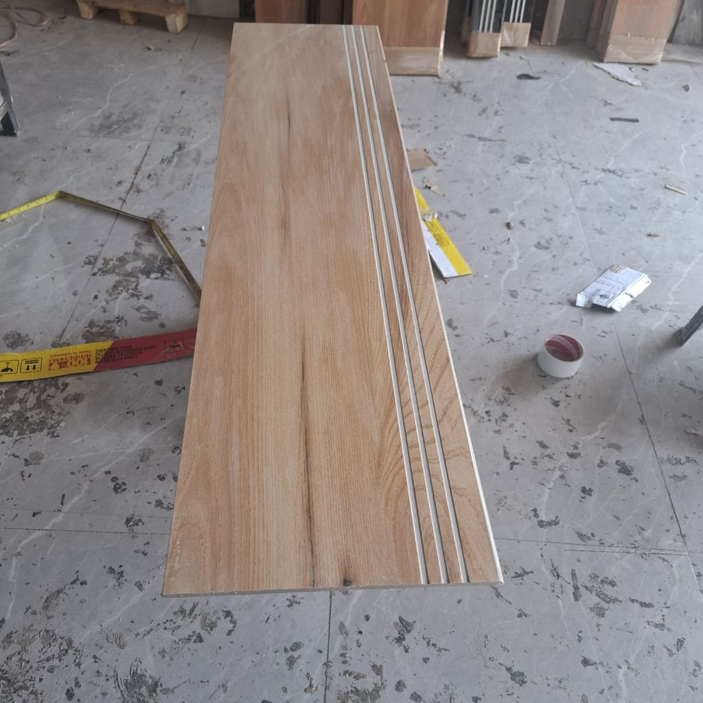 Granit pijakan tangga motif kayu 30x90+20x90