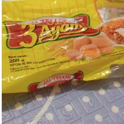 

Mie mentah tiga ayam