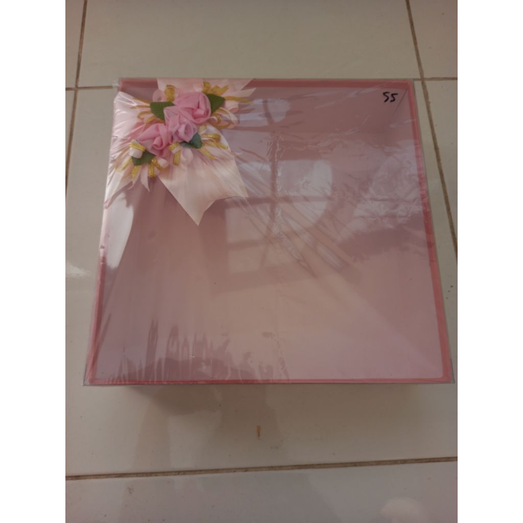 

box kue press mika 28 x 28 x 8 cm pink