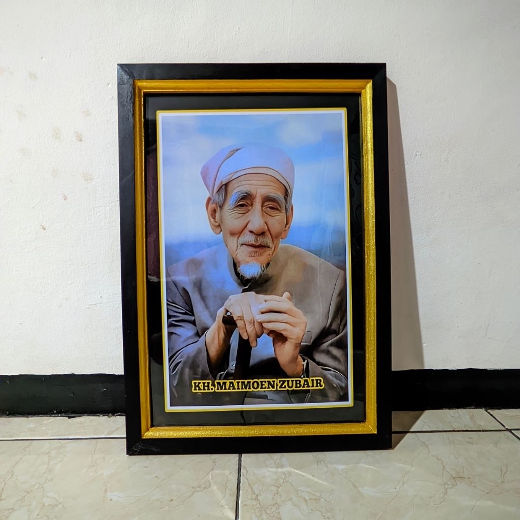 hiasan dinding poster KH Maimoen Zubair plus bingkai ukuran 53cmx35cm