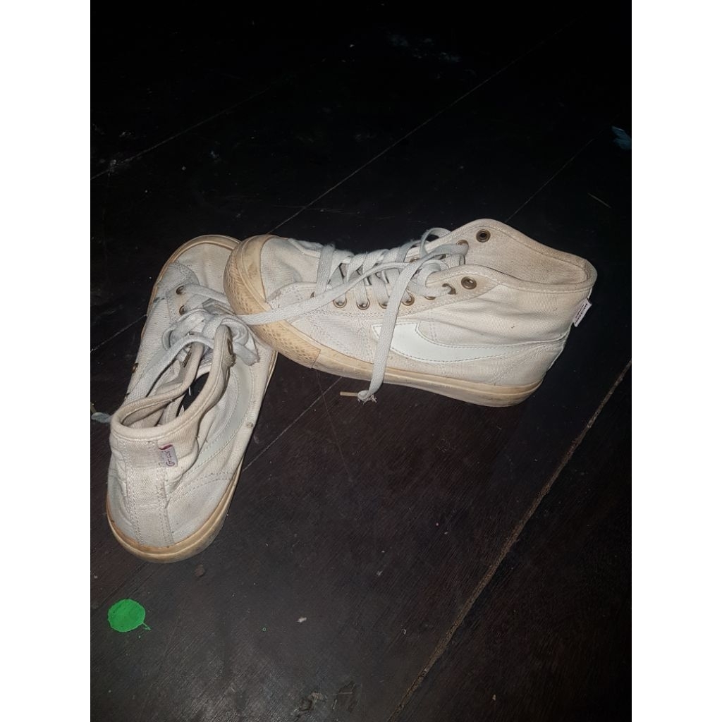 Sepatu compass second