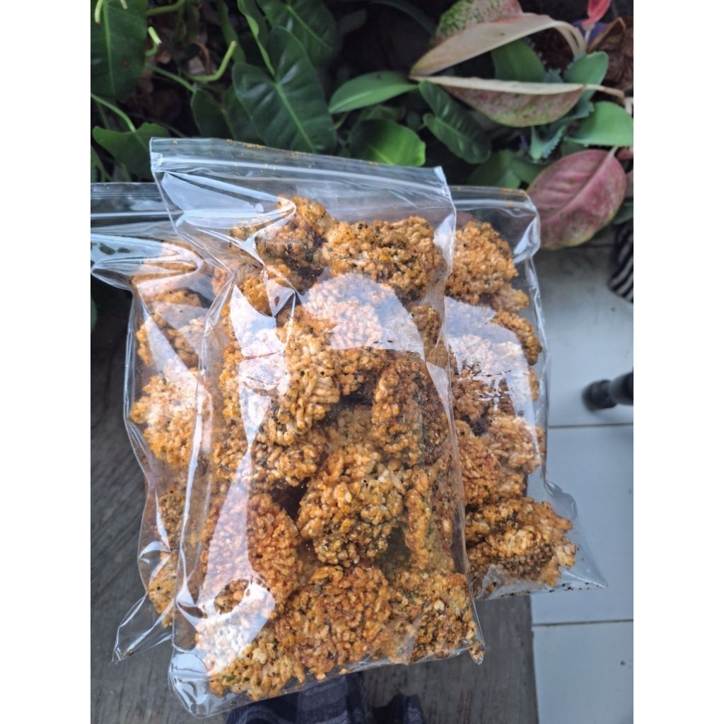 

paket 2 Rengginang pedas asin daun jeruk 250gr.