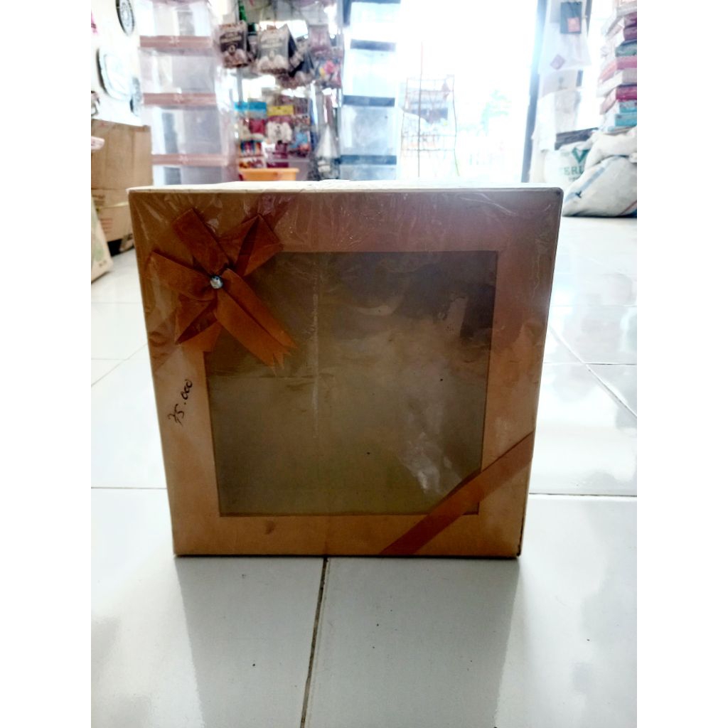 

box kue tutup tengah coklat 30 x 30 x 10 cm kuning