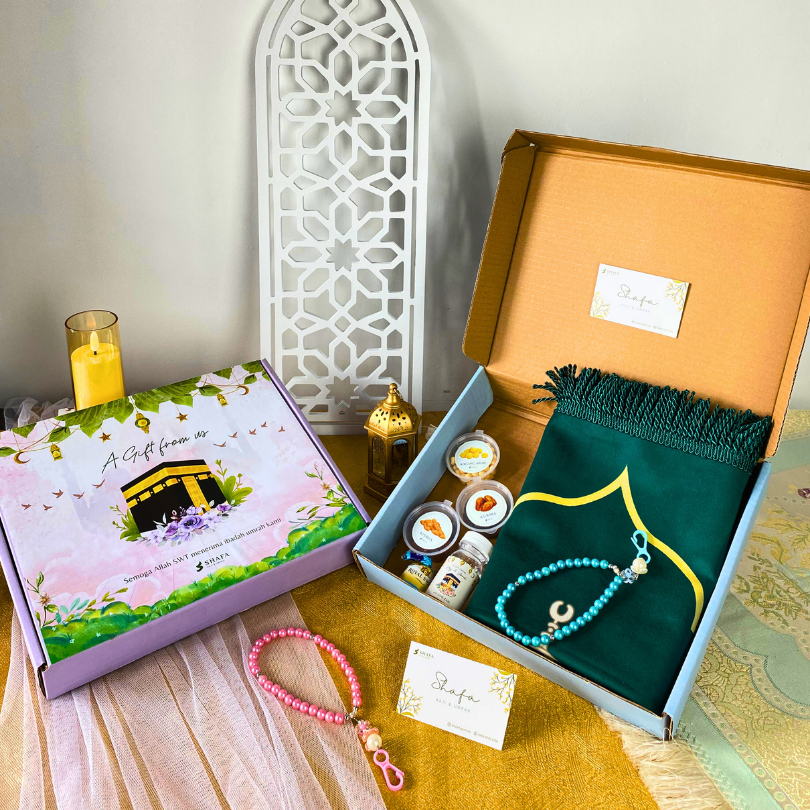 

Hampers Oleh Oleh Haji Umroh Eksklusif Gift Box Sajadah Suede Tasbih Mutiara Kurma Air Zamzam