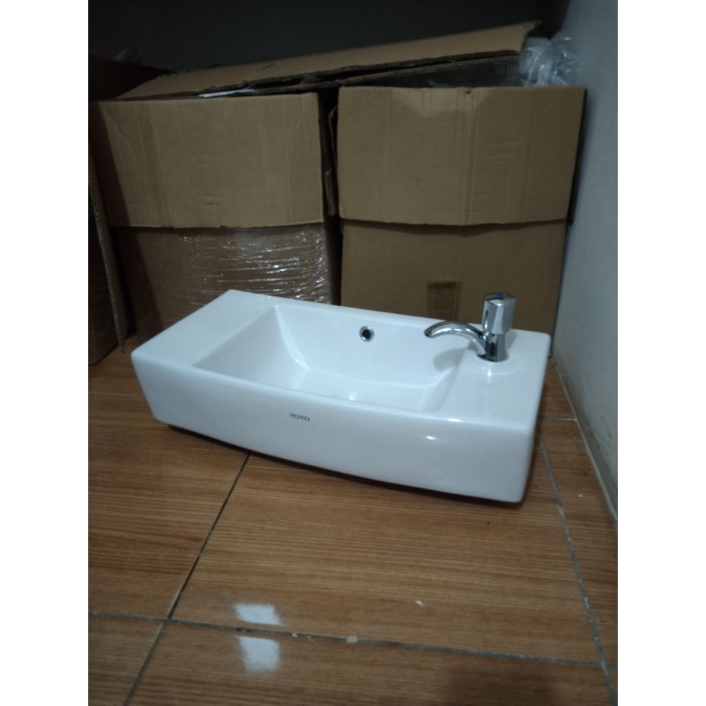 Wastafel kotak kecil  TOTO LW 248JT1 full set dengan kran TOTO Tx 129 L bekas original 90% mulus