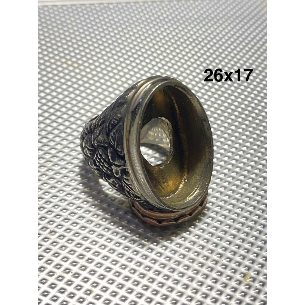 ring koin motif monali
