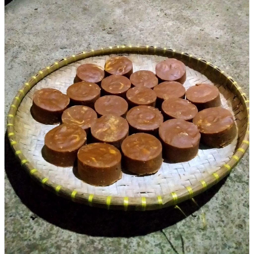 

Gula Merah Aren/kawung aslii 100%. satu bonyor/bungkus 1kg lebih isi 10 gandu/butir besar dan tebal