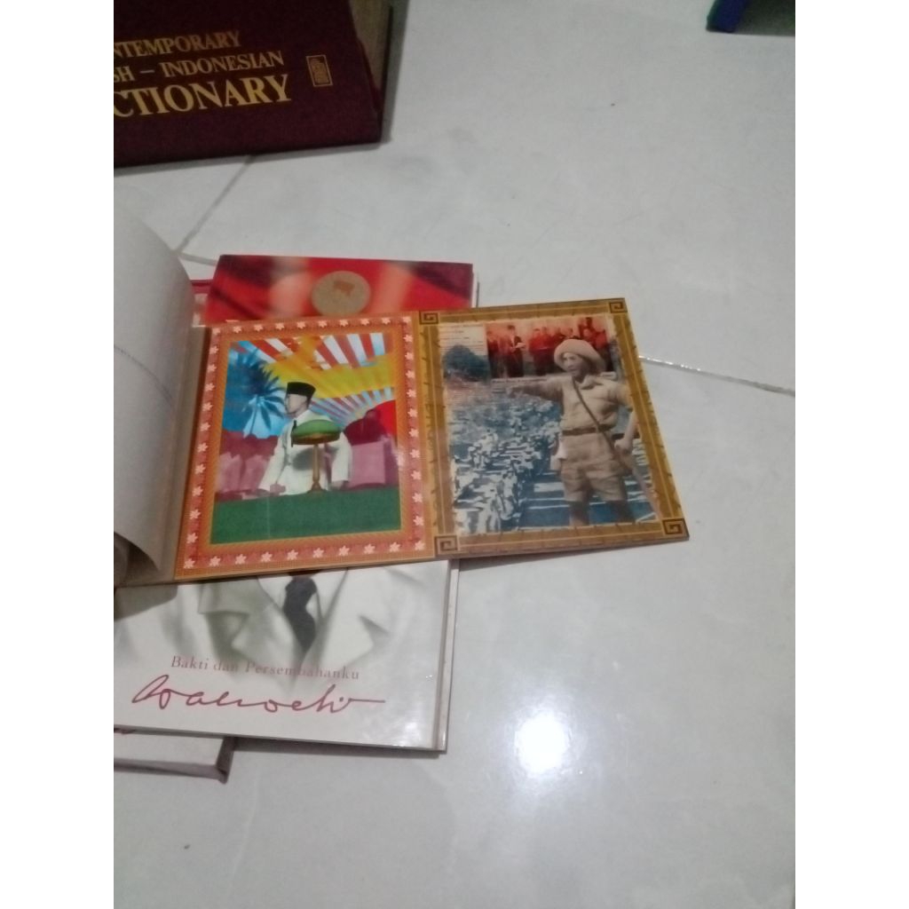 

BUNG KARNO PENYAMBUNG LIDAH RAKYAT+ 12 LEMBAR KARTU POS