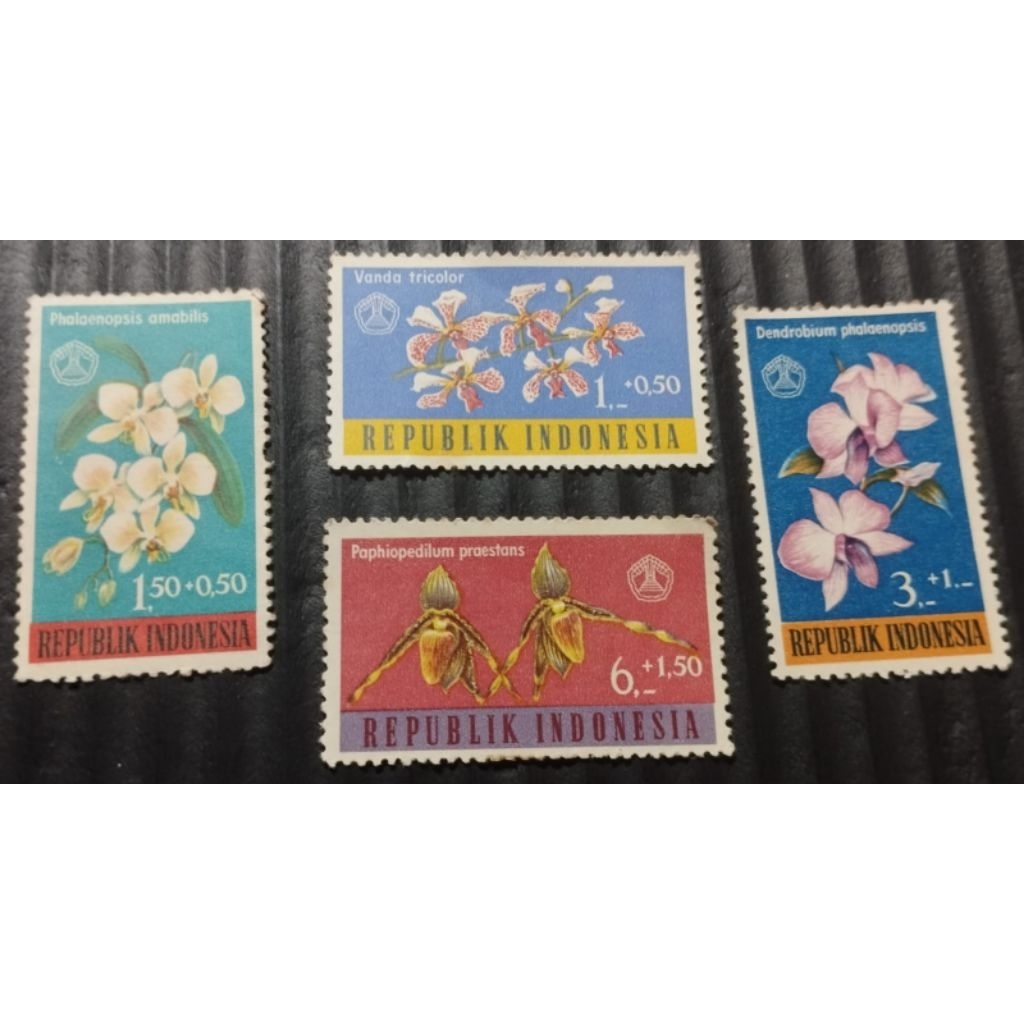 

Prangko Indonesia Jadul Seri bunga 4 Pcs