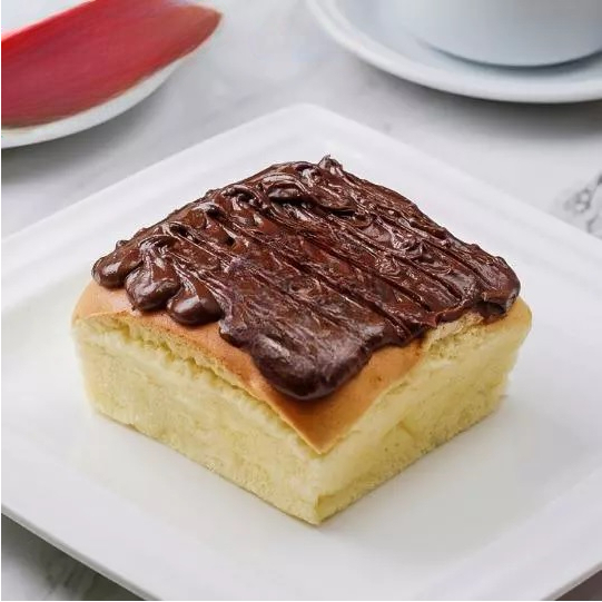 

YUMMY CAKE KEJU DENGAN TOPPING COKELAT CRUNCHY (UKURAN 10 CM X 10 CM)