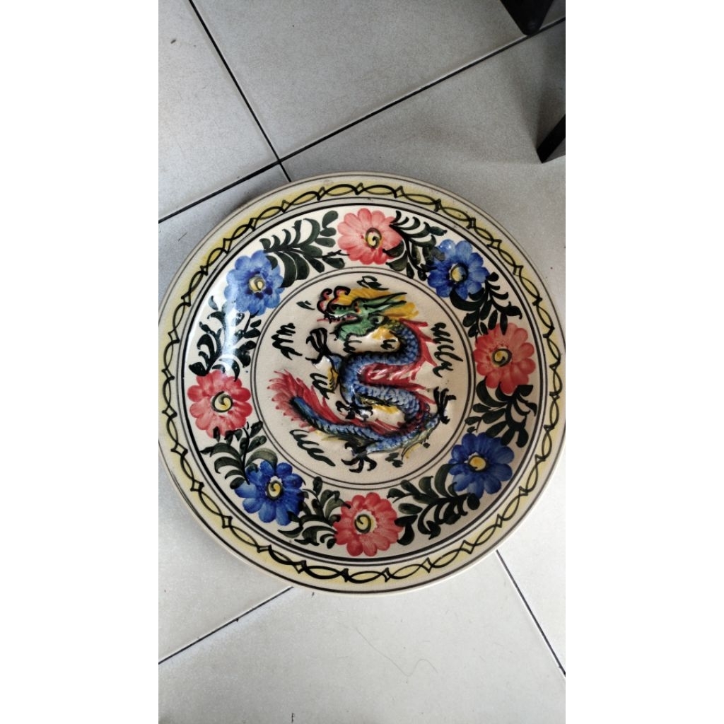 piring hias keramik diameter 40 cm motif naga timbul