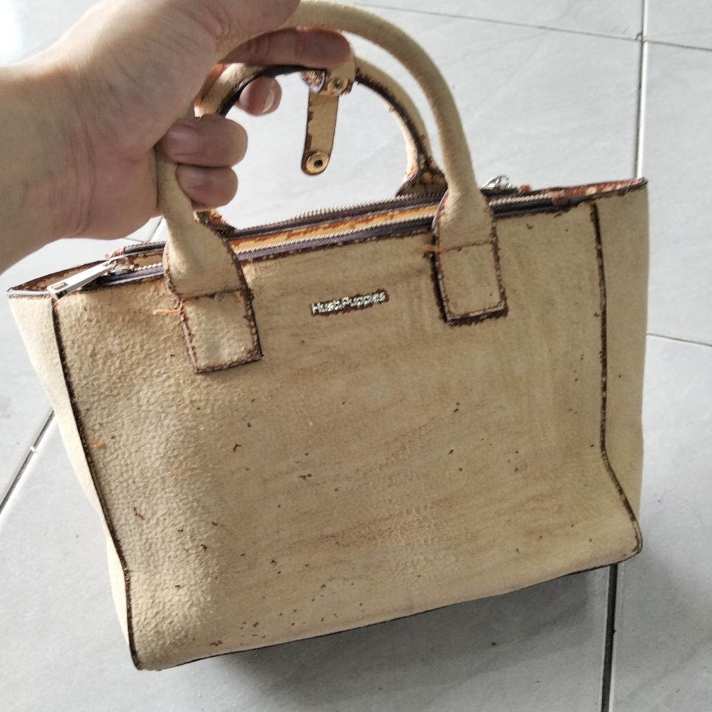 Tas jinjing tangan wanita coklat dan hitam panjang 30cm kondisi bekas seken second rontok kulit terk