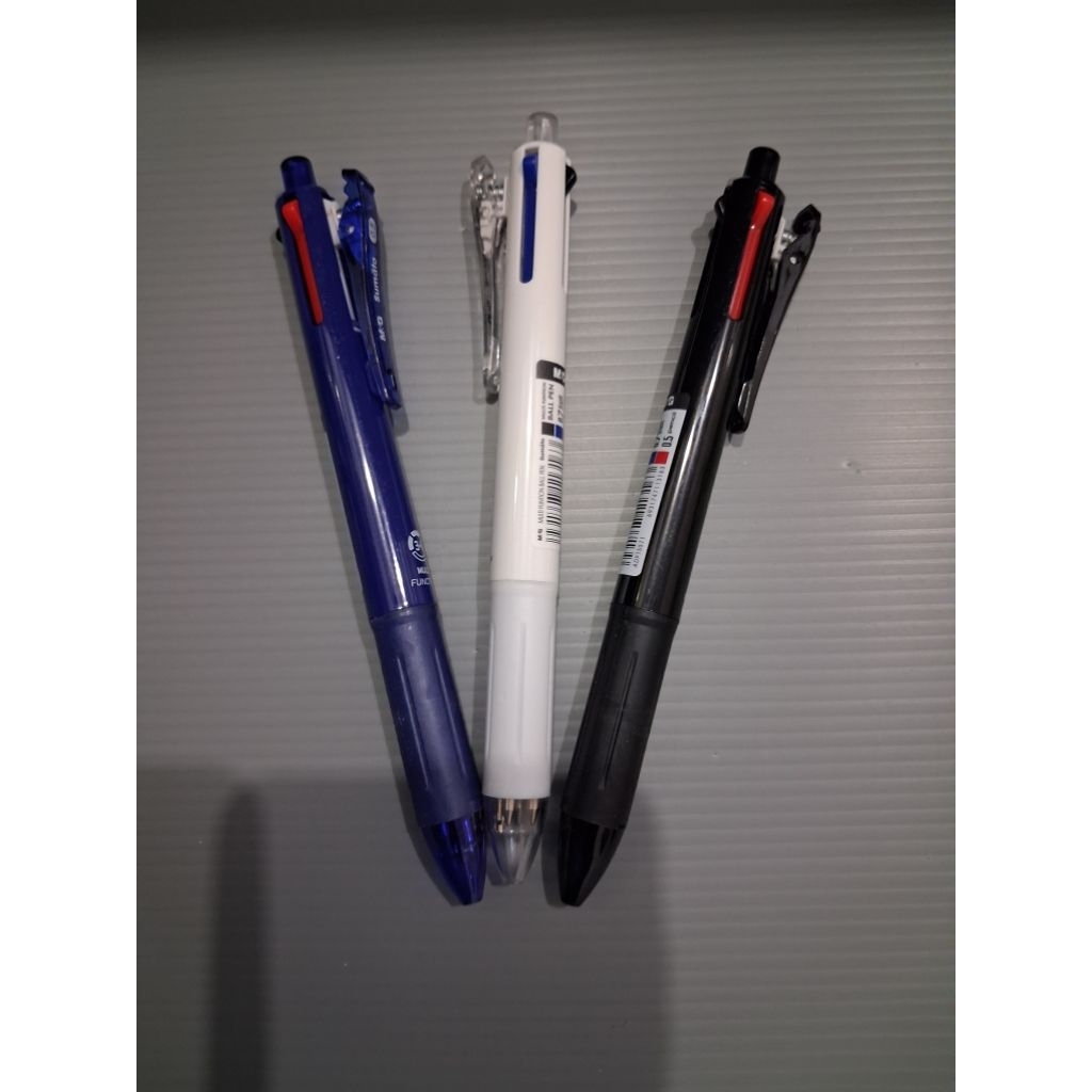 

Pulpen 3warna 0.7mm + pencil mekanik 0.5mm. M&G 5571.