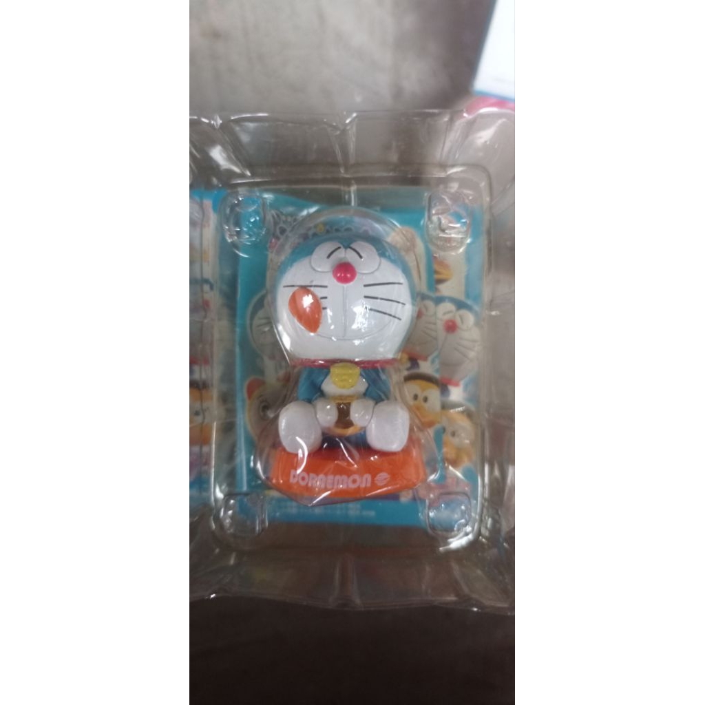 Pajangan Mobil Doraemon Goyang