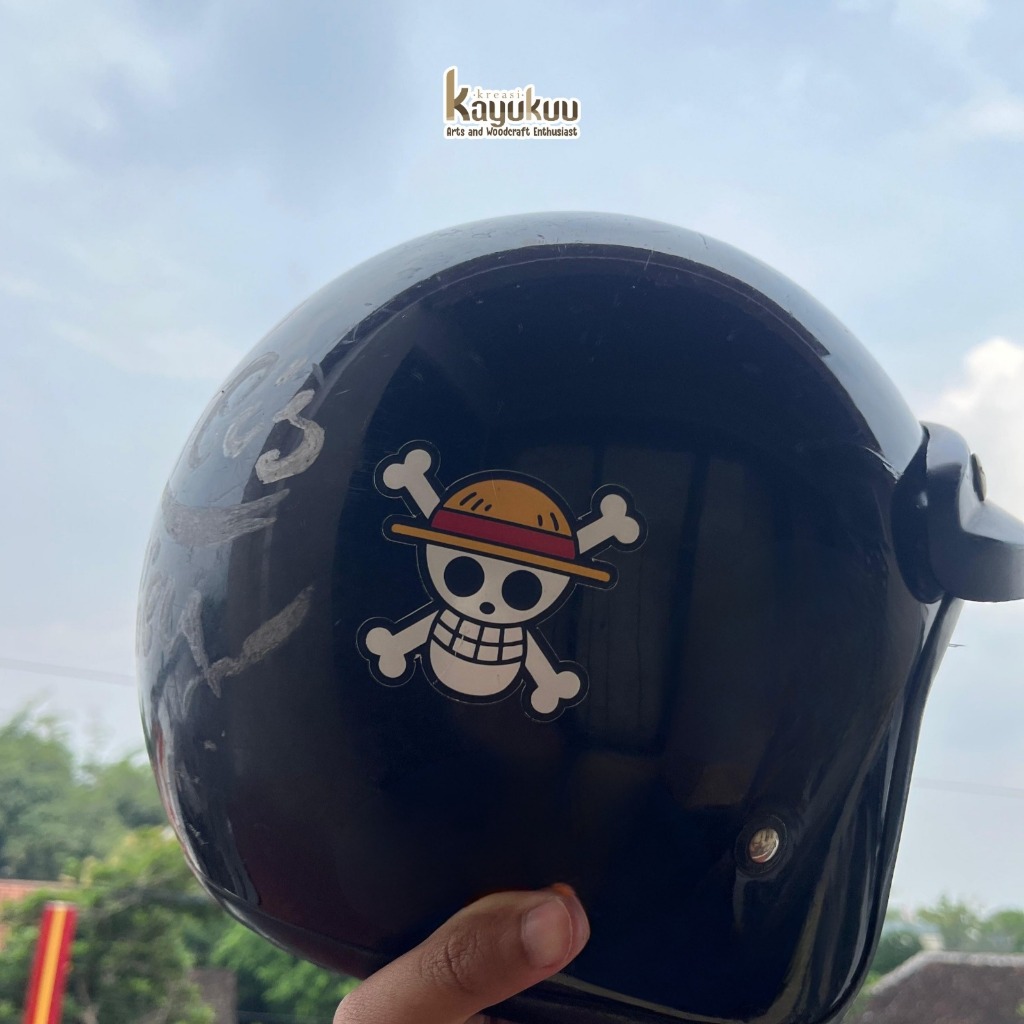

Kreasikayukuu Stiker One Piece Luffy Jolly Roger – Vinyl Full Color Anti Air 6x6.5 cm