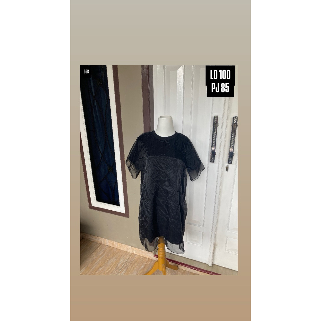 1. Dress hitam polos lengan pendek