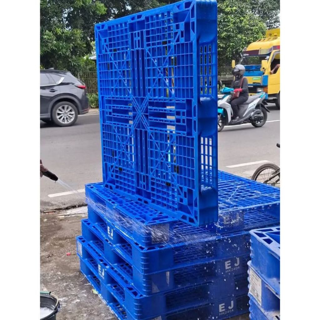 

palet plastik 1 kali pakai warna biru 110 x 110 x 12