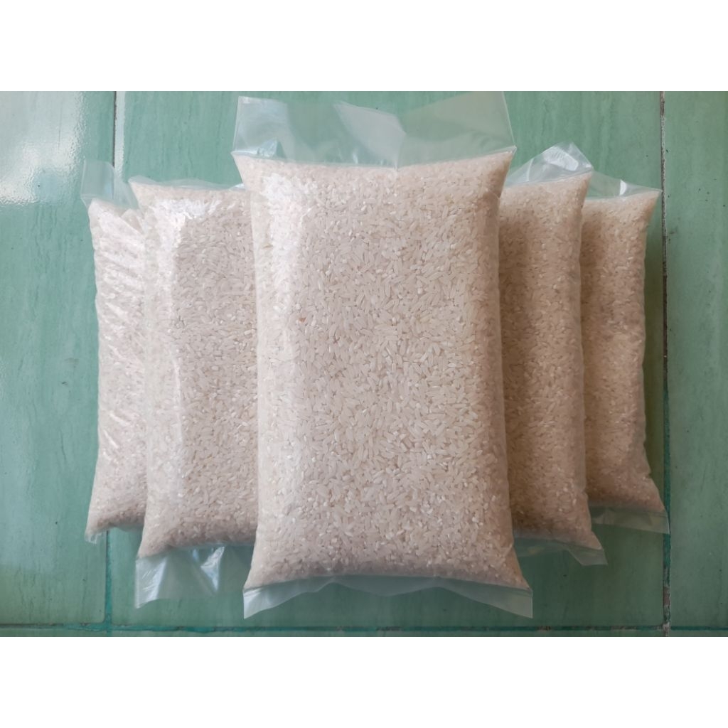 

Beras 1kg kemasan tanpa label | beras lokal desa pandanwangi enak dan pulen