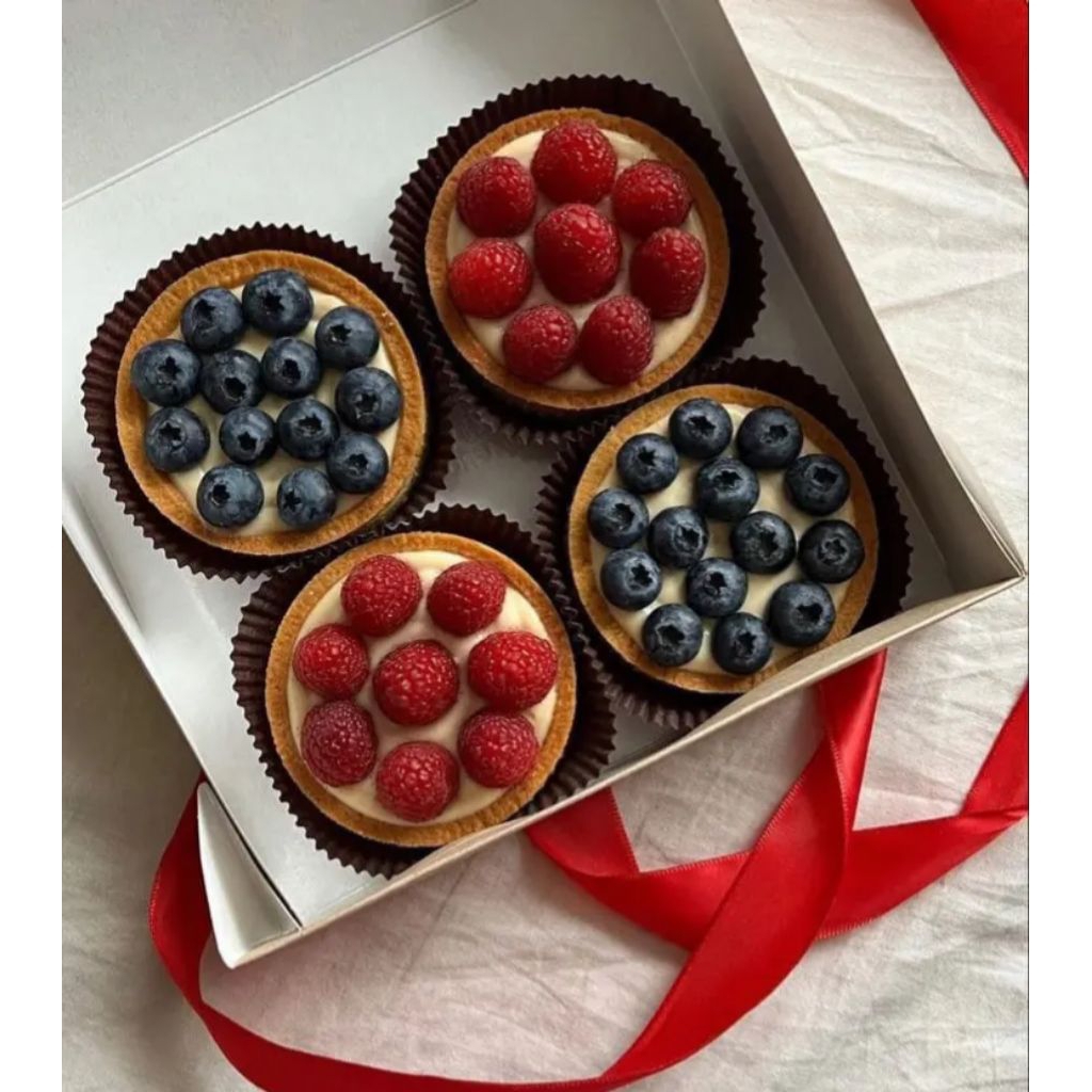 

Pie varian strawberry dan blueberry