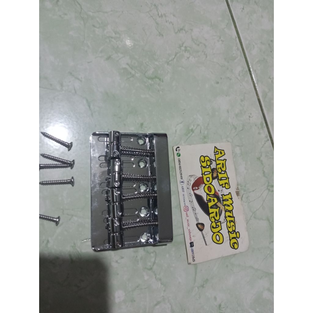 tremolo gitar bass 4 string