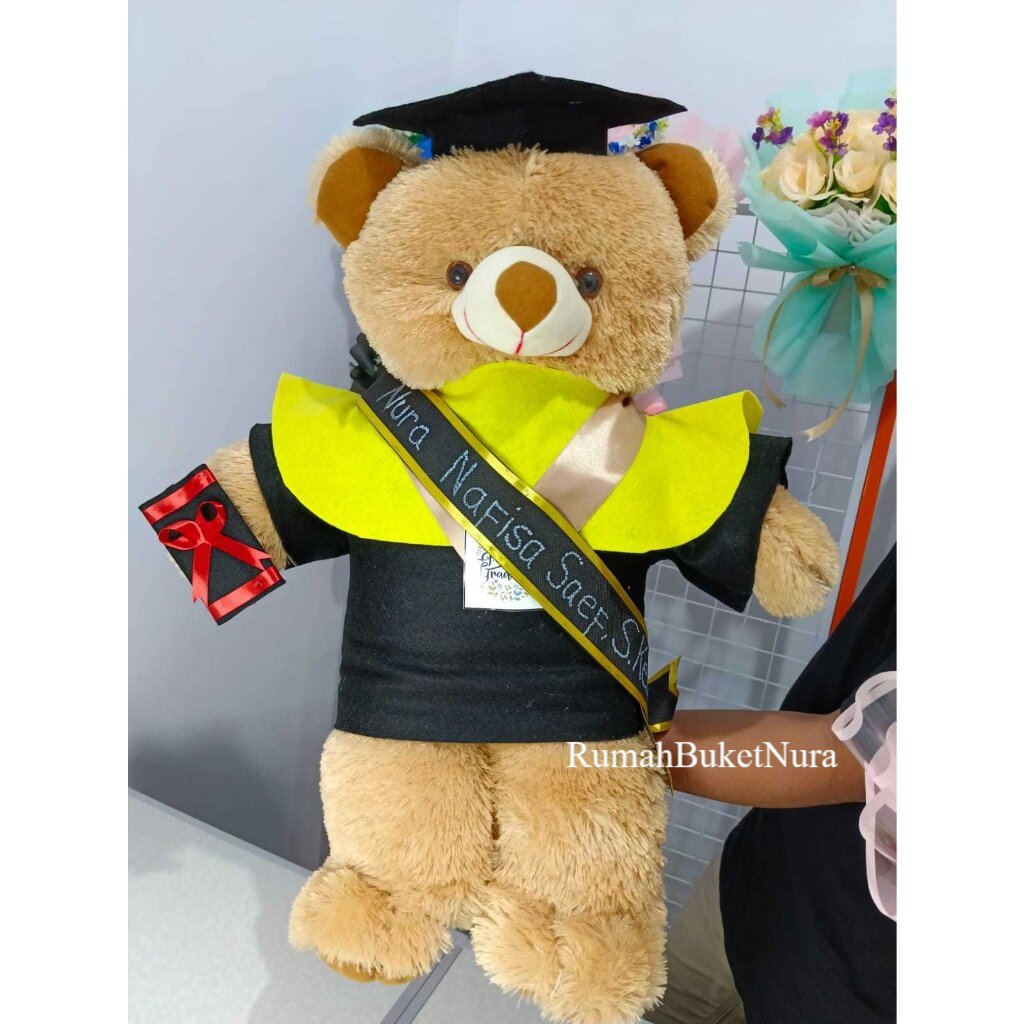 Boneka Wisuda Jumbo dan Selempang Nama Murah / Boneka Wisuda Graduation Besar Untuk Cewek Cowok / Ka